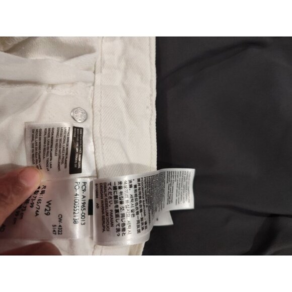 Levi's‎ High Waisted Mom Shorts Relaxed Women’s W29 White MSRP $50 Pristine - Picture 9 of 10